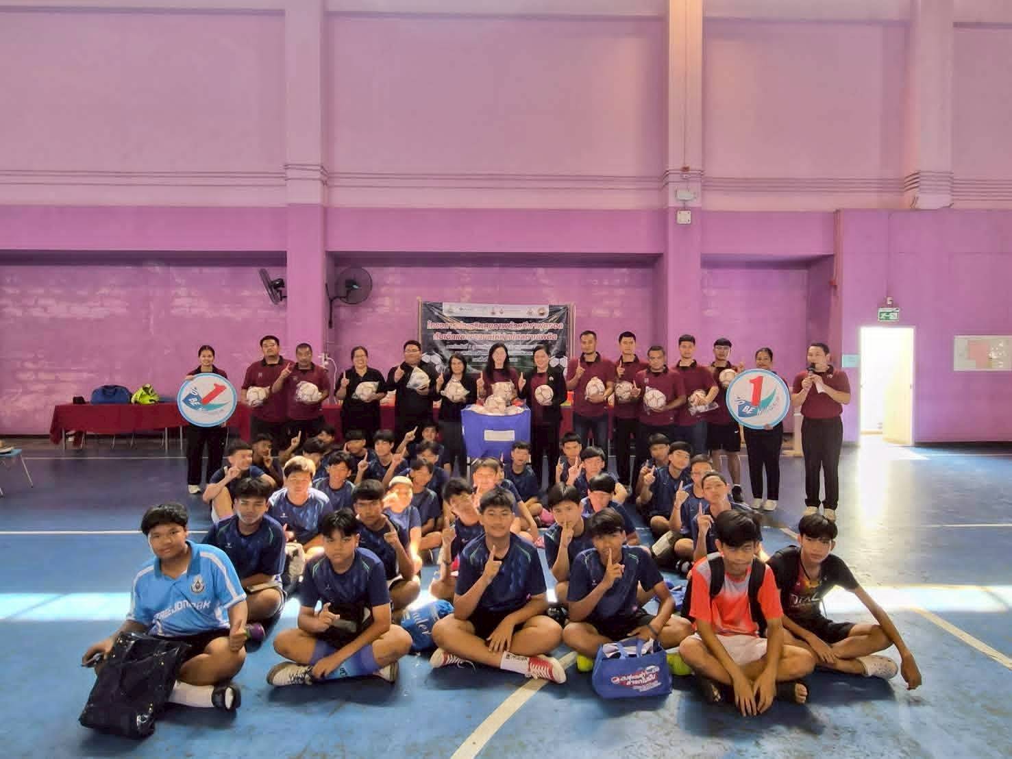 พิธีเปิดโครงการส่งเสริมสุขภาพด้วยกีฬาฟุตซอลกับเด็กและเยาวชนให้ห่างไกลยาเสพติด